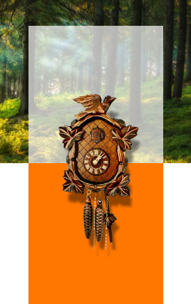 Geschnitzte Kuckucksuhr auf Hintergrund. Oberer Hintergrund zeigt einen Wald und unten eine orangene Fläche